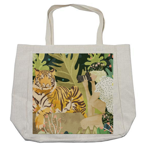 Tiger Sighting - cool beach bag by Uma Prabhakar Gokhale