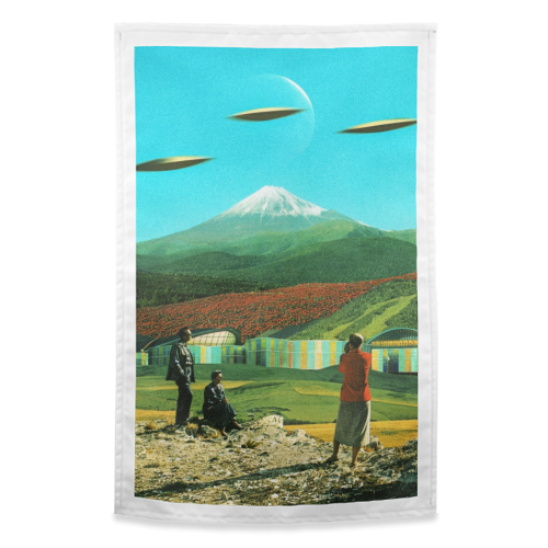 Alien Invasion - funny tea towel by taudalpoi