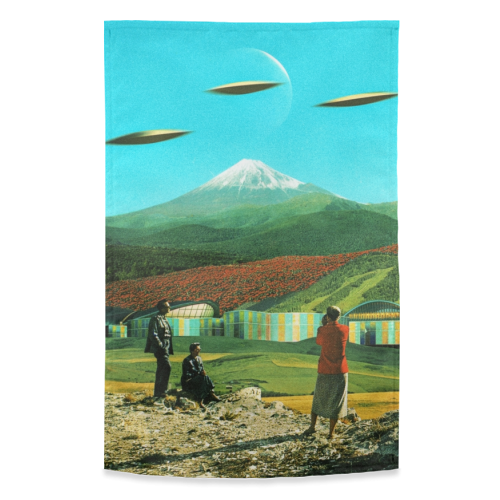 Alien Invasion - funny tea towel by taudalpoi