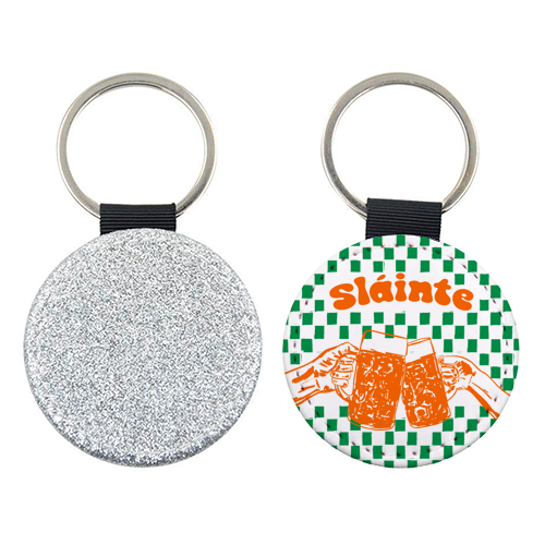 Sláinte Beer Retro Checkered Irish Pub - keyring by EZbie